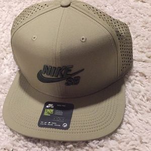 Brand new Nike snap back hat